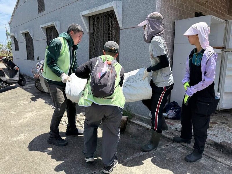 嘉義沿海鄉鎮受到颱風丹娜絲重創,公民團體「嘉人義起」募集逾百件帆布,志工13日還協助災民鋪設。(嘉人義起團體提供)中央社記者黃國芳傳真 114年7月14日