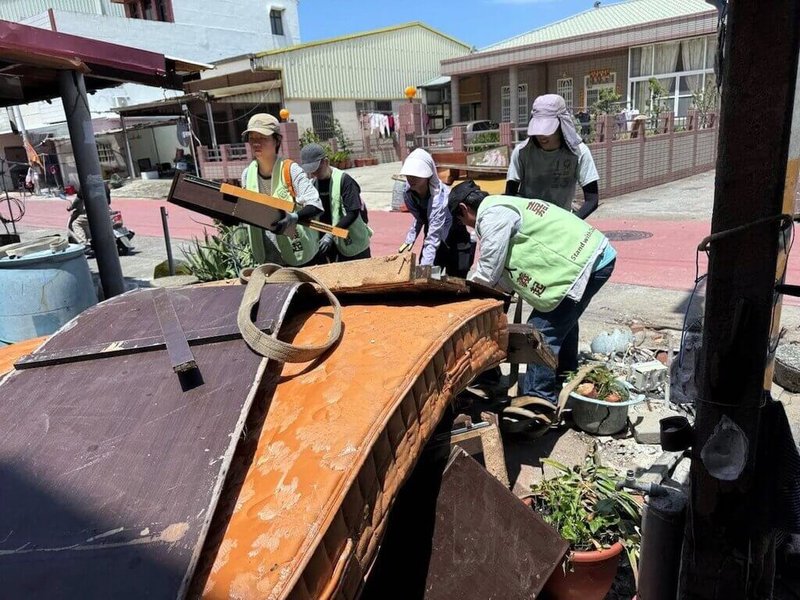 嘉義沿海鄉鎮受颱風重創,屋頂被吹掀、房屋嚴重破損,公民團體「嘉人義起」13日動員志工前往災區協助復原工作。(嘉人義起團體提供)中央社記者黃國芳傳真 114年7月14日