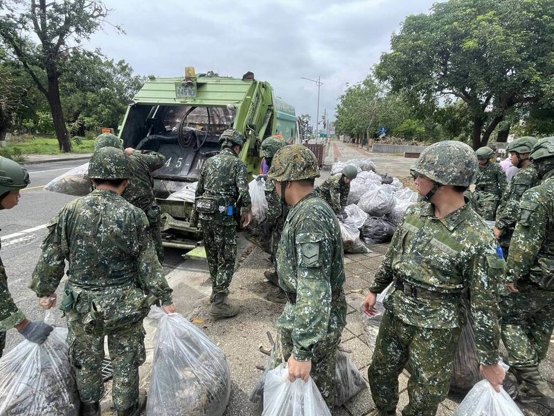 第四作戰區14日指出,自5日迄今,調派可用兵力與機具支援台南防救災任務,並派遣3053人次投入道路疏通及清理落果等任務。(四戰區提供)中央社記者游凱翔傳真 114年7月14日