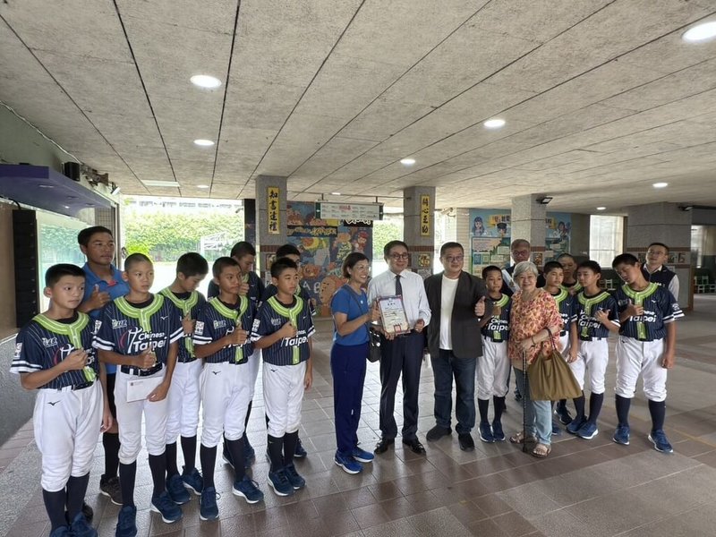 台北市東園國小少棒隊在LLB世界少棒聯盟亞太區少棒賽脫穎而出，8月將前進美國參加世界賽，台灣弘久社會關懷協會14日資助應援，期許小將們為台爭光。（台灣弘久社會關懷協會提供）中央社記者楊淑閔傳真  114年7月14日