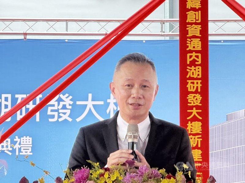 代工廠緯創14日舉行內湖研發大樓新建工程開工動土典禮,總經理林建勳受訪表示,美國關稅細節尚未完全公布,目前未收到客戶調整拉貨的要求,仍維持現狀,緯創已準備Plan B、Plan C、Plan D等多項備用計畫。中央社記者吳家豪攝 114年7月14日
