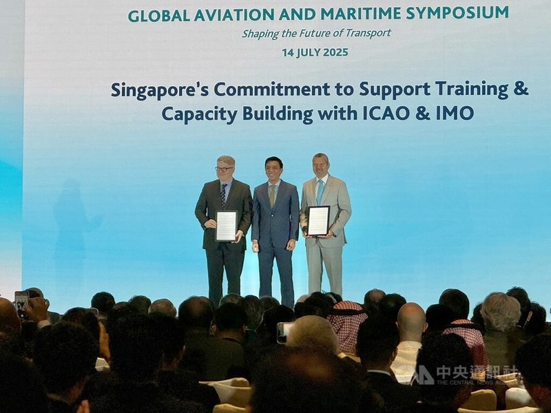 全球航空與海事論壇14日在新加坡登場，國際民航組織秘書長薩拉薩爾（左）、新加坡交通部代理部長蕭振祥（中）、國際海事組織秘書長杜明奎（右）出席。中央社記者吳昇鴻新加坡攝  114年7月14日