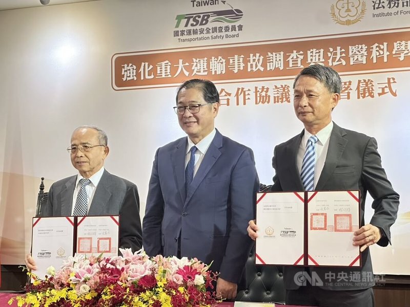 國家運輸安全調查委員會與法務部法醫研究所14日簽署合作協議,將攜手強化重大運輸事故的調查合作,簽約儀式由運安會主委林信得(左)與法醫所長侯寬仁(右)代表簽署,法務部長鄭銘謙(中)在場見證。中央社記者劉世怡攝 114年7月14日
