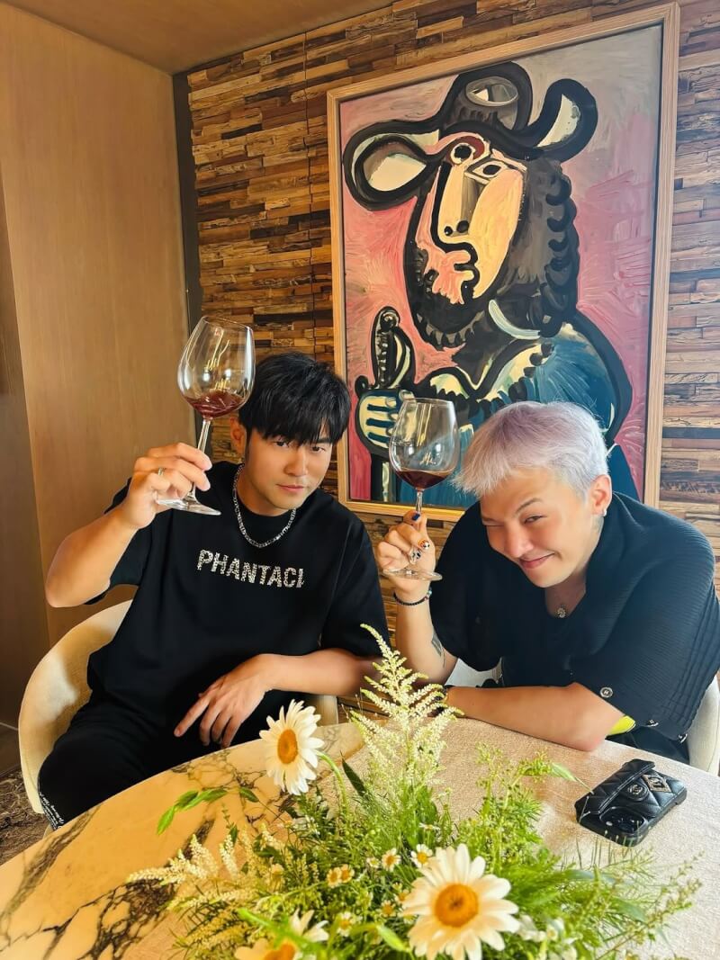 華語天王周杰倫(左)在IG貼出與韓國歌手G-DRAGON(右)合照。(圖取自instagram.com/jaychou)
