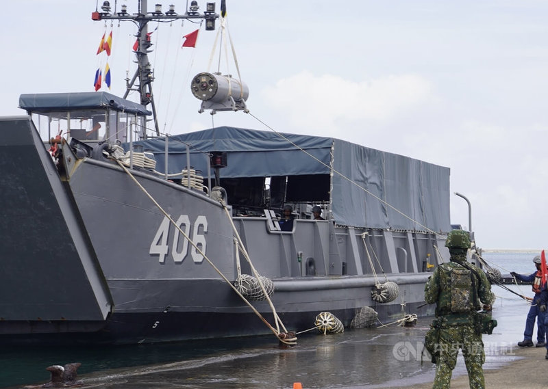 國軍漢光演習14日上午進行「海軍防禦性布雷操演」,總統賴清德到場視導,聽取水雷裝載等說明。中央社記者董俊志攝 114年7月14日