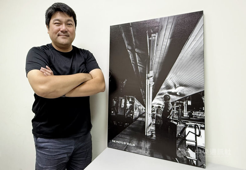 弘光科技大學多媒體遊戲發展應用系老師林煒凱參加「2025春季世界攝影大獎賽」，其中拍攝台中舊火車站的黑白作品Daily life on the platform獲得金獎。中央社記者趙麗妍攝  114年7月14日