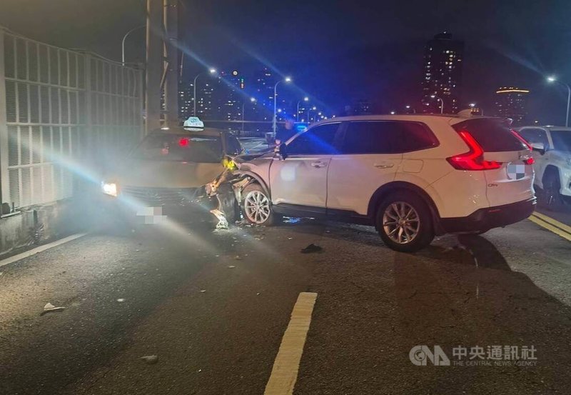 前SBL金門酒廠籃球隊王姓球員日前駕車行經台北橋時,不慎碰撞對向車道的計程車,造成2人多處擦挫傷,北市警方獲報到場處理,發現37歲王男酒測值達0.49毫克,依法送辦。(翻攝照片)中央社記者黃麗芸傳真 114年7月14日
