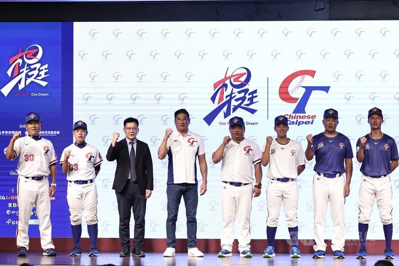 台灣三級棒球國家代表隊誓師大會14日在台北登場,教育部次長張廖萬堅(左3)、棒協理事長辜仲諒(左4)與U12代表李權恩(左2)、U15代表江金澄(右3)、U18代表王奕翔(右)以及各隊教練一同振臂合影。中央社記者翁睿坤攝 114年7月14日