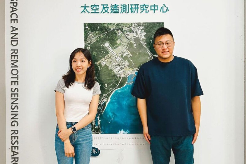 中央大學太空及遙測研究中心助理教授許伯駿(右)及博士候選人阮喬艷(左)整合衛星資料進行分析,研究海洋熱浪與海洋熱含量對颱風強度演變的影響。(中大提供)中央社記者許秩維傳真 114年7月14日