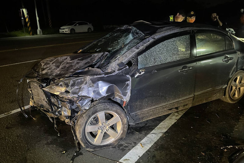 台南25歲陳姓男子13日晚間開車在左鎮區自撞身亡，肇事車輛受損嚴重；員警現場勘查時，發現車內遺留4把疑似改造長槍及子彈一批，已送請鑑驗。（讀者提供）中央社記者楊思瑞台南傳真  114年7月14日