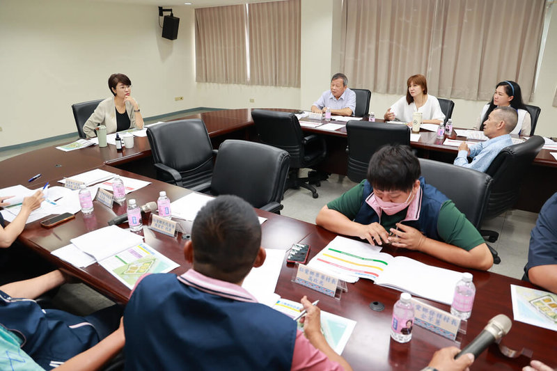 南投縣長許淑華(左)14日主持簡報會議表示,仁愛鄉瑞岩與翠巒部落受天災、地層滑動等因素危及安全,縣府攜手慈濟基金會協助遷建,選定埔里溪南作為遷移地點,預計民國115年取得土地。(南投縣政府提供)中央社記者鄭維真傳真 114年7月14日