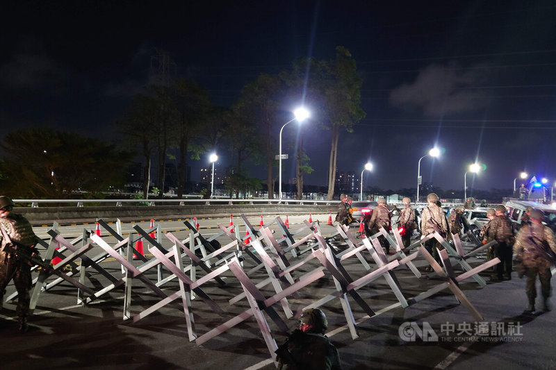 漢光41號實兵操演繼續進行。陸軍54工兵群13日深夜至14日凌晨在台南市北區北安橋演練阻絕作業,以鋼刺蝟、蛇腹型鐵絲網、廢棄車輛等封控重要交通節點。中央社記者楊思瑞攝 114年7月14日