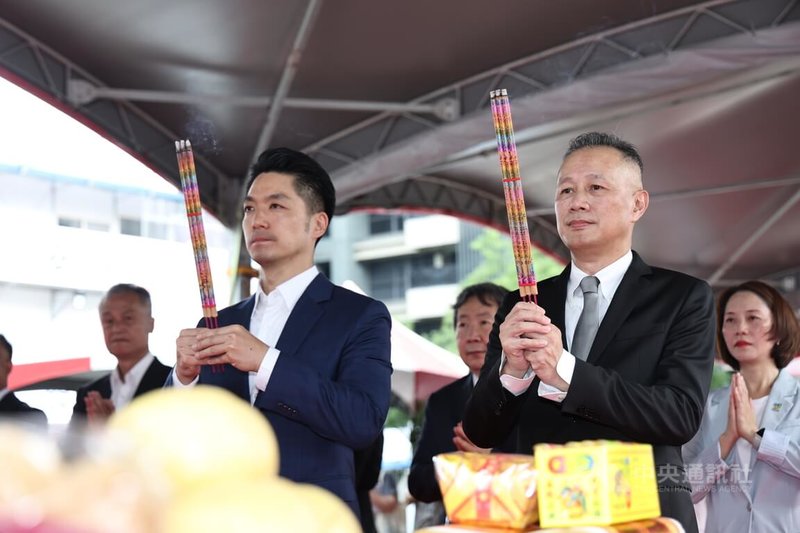 緯創資通內湖研發大樓新建工程開工動土典禮14日上午在台北舉行,緯創資通總經理暨執行長林建勳(前右)、台北市長蔣萬安(前左)一同上香祈福。中央社記者翁睿坤攝 114年7月14日