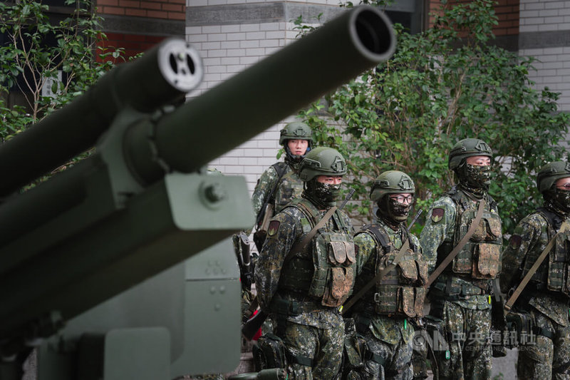 國軍漢光41號實兵演習14日進入第6天,206旅教育召集官兵於新北麗林國小實施105榴彈砲空包彈射擊訓練。中央社記者游凱翔攝 114年7月14日