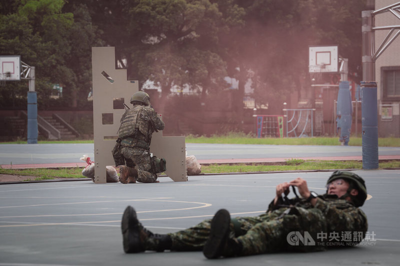 國軍漢光41號實兵演習14日進入第6天,206旅教育召集官兵於新北麗林國小實施自衛戰鬥訓練,圖為官兵(右)訓練在戰場上自救作業。中央社記者游凱翔攝 114年7月14日
