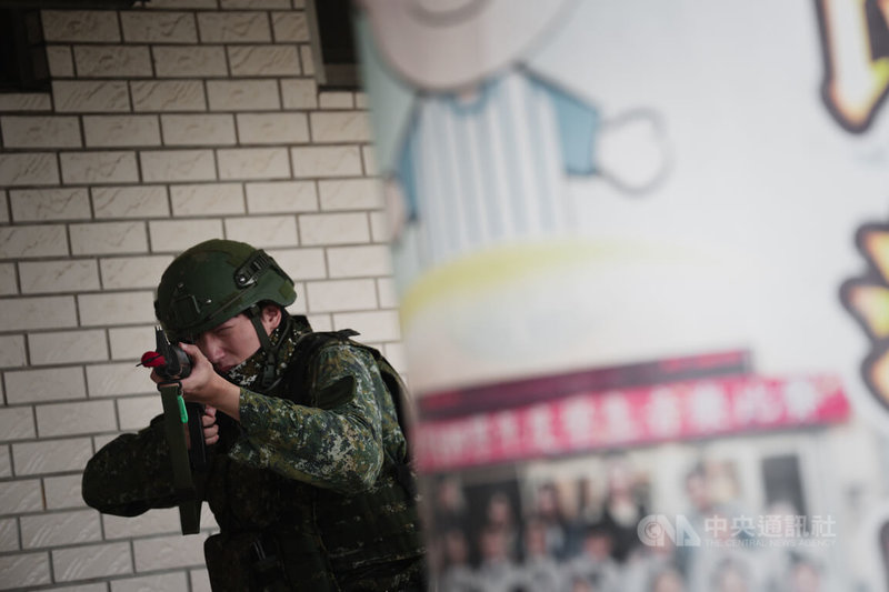 國軍漢光41號實兵演習14日進入第6天,206旅教育召集官兵於新北麗林國小實施臨戰訓練。中央社記者游凱翔攝 114年7月14日