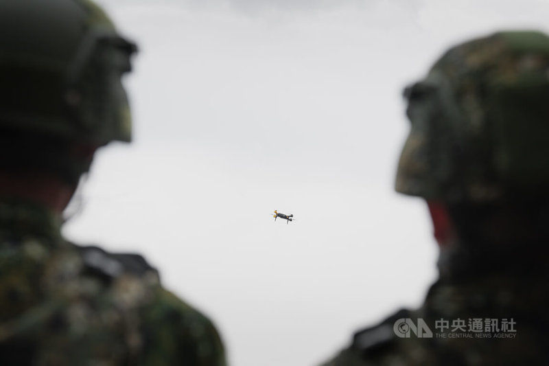 國軍「漢光41號」實兵操演14日進入第6天,陸軍206旅教育召集官兵於新北麗林國小臨戰訓練,圖為無人機實施偵察。中央社記者游凱翔攝 114年7月14日