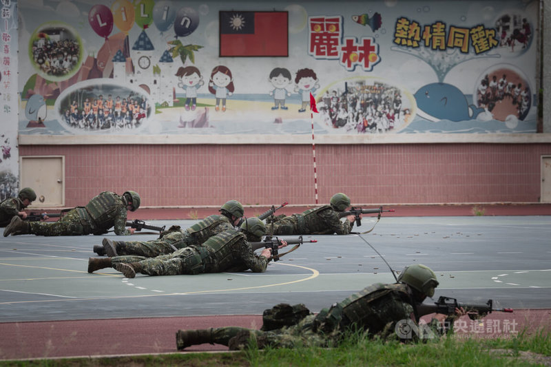 國軍「漢光41號」實兵操演14日進入第6天，陸軍206旅教育召集官兵於新北麗林國小實施自衛戰鬥演練。中央社記者游凱翔攝  114年7月14日