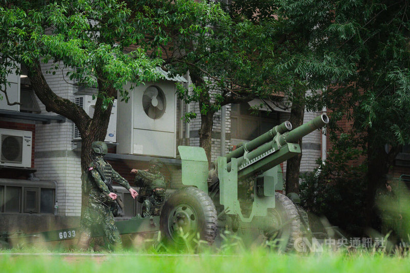國軍「漢光41號」實兵操演14日進入第6天,陸軍206旅教育召集官兵於新北麗林國小實施105榴彈砲空包彈操演。中央社記者游凱翔攝 114年7月14日