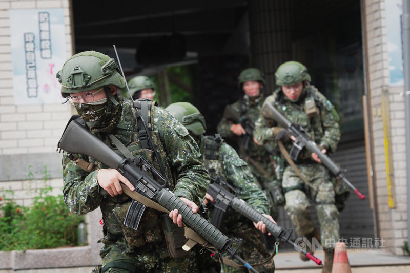 國軍「漢光41號」實兵操演14日進入第6天,陸軍206旅教育召集官兵於新北麗林國小臨戰訓練,圖為接獲緊急命令後機動至戰術位置接戰。中央社記者游凱翔攝 114年7月14日