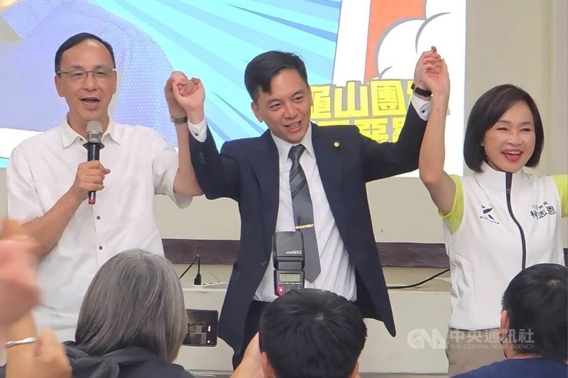 國民黨籍桃園市立委牛煦庭(中)14日舉辦「反惡罷 戰獨裁」迴龍演講會,國民黨主席朱立倫(左)、黨籍立委柯志恩(右)等人皆現身站台,籲選民支持好立委、不同意罷免。中央社記者吳睿騏桃園攝 114年7月14日