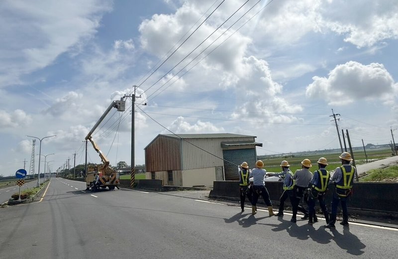 颱風丹娜絲造成嘉義縣嚴重災情,一度造成數十萬戶斷電,台電工班人員連續8天幾乎不眠不休,烈日下協力搶修電路,要讓用戶逐一復電。(台電提供)中央社記者蔡智明傳真 114年7月14日