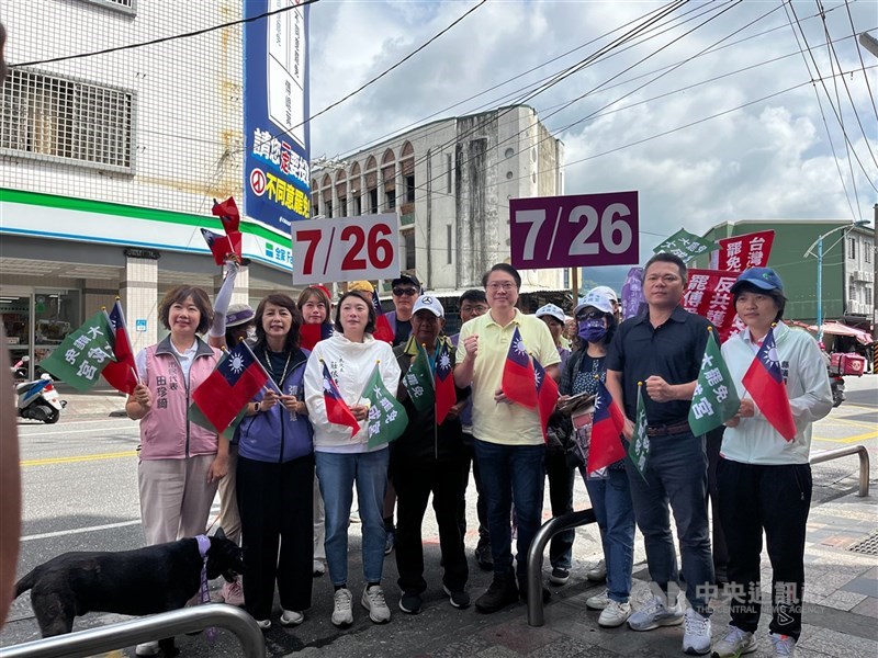 民進黨秘書長林右昌(前右4)13日帶領公職人員在花蓮鄉吉 安鄉掃街,宣講罷免國民黨籍立法委員傅崐萁。罷團揮 舞中華民國國旗高呼「心中有國旗、罷免傅崐萁」。(中央社檔案照片)