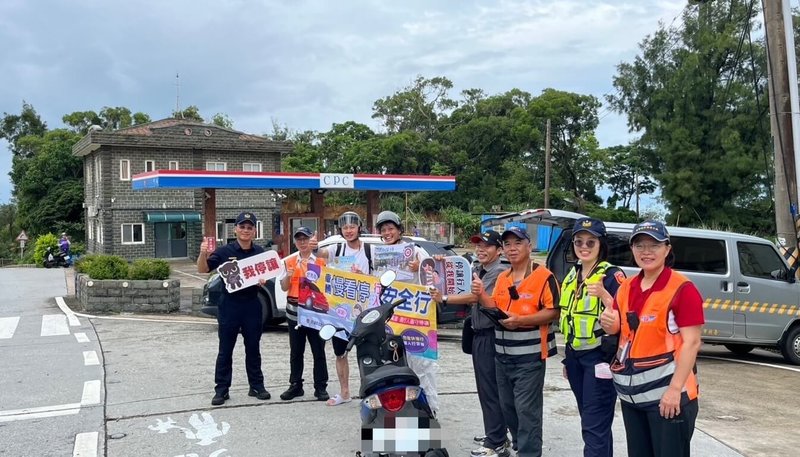 連江縣道安團隊為防制交通事故,維護民眾交通安全,持續強力取締無照駕駛與逾檢註銷車輛,並執行機動宣導。(連江縣道安團隊提供)中央社記者潘欣彤傳真 114年7月14日