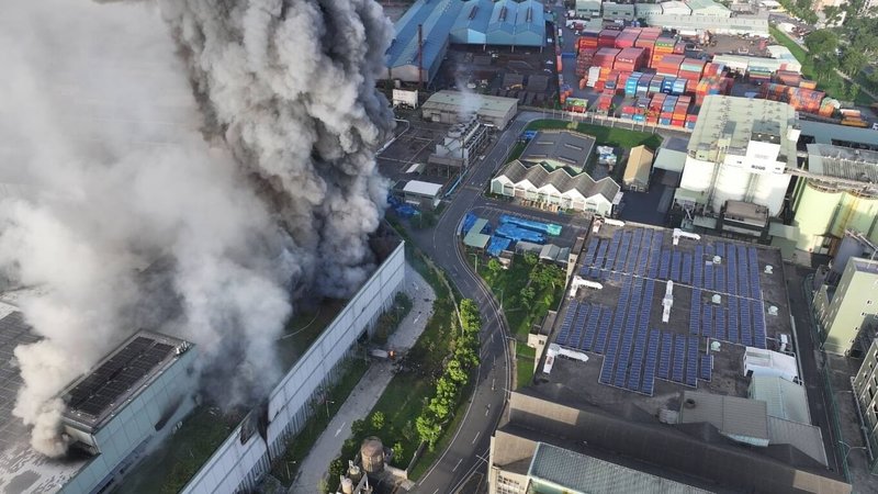 高雄市小港區三元能源科技公司鋰電池工廠14日火警,高雄環保局表示,預估影響小港空氣品質,後續將依違反空氣污染防制法裁罰。(高雄市消防局提供)中央社記者蔡孟妤傳真 114年7月14日