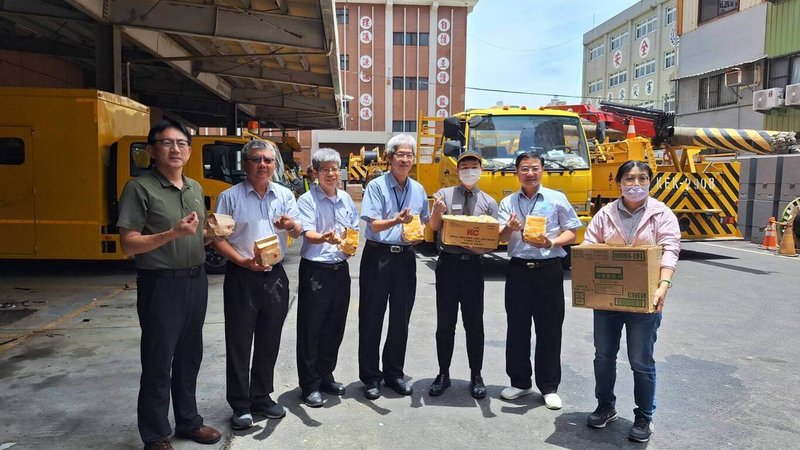 台電連日來搶修電力設施,速食業者麥當勞日前也特地製作近百份套餐,送抵台電嘉義應變中心,慰勞每一名辛苦投入復電工作的第一線人員。(台電提供)中央社記者蔡智明傳真 114年7月14日