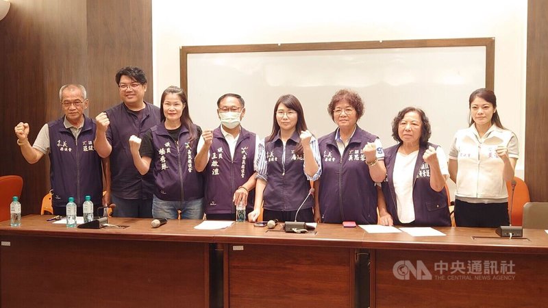 颱風丹娜絲造成嘉義縣數千戶民宅受損,多名縣議員14日共同舉行記者會,要求縣府放寬住安遷救助金的申請條件,減輕災民災後復原壓力。中央社記者蔡智明攝 114年7月14日