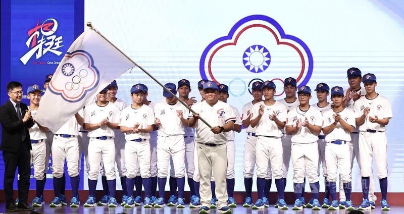 2025三級棒球國家代表隊誓師大會14日下午在台北福華大飯店舉行,U15教練楊敏鴻(前中)代表接下會旗,成軍備戰。中央社記者翁睿坤攝 114年7月14日