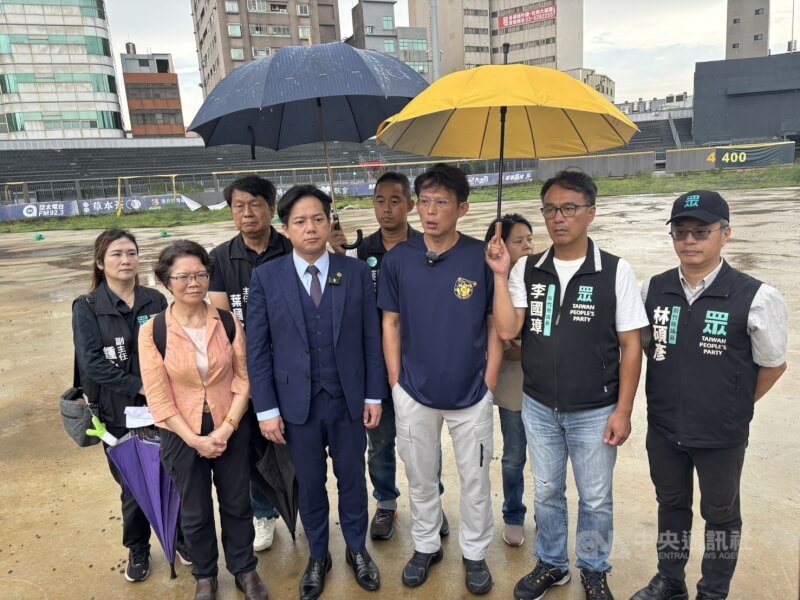 民眾黨立院黨團總召黃國昌(前右3)、新竹市代理市長邱臣遠(前左2)等人14日前往考察新竹市立棒球場,黃國昌會中質疑營造商疑似將土挖去賣,再填廢棄物來賺兩手。中央社記者郭宣彣攝 114年7月14日