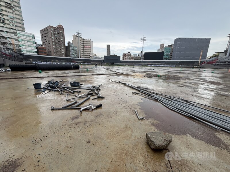 新竹市政府14日表示，在新竹棒球場清除覆土過程中，於外野區與覆土層發現不符合規範的廢棄物與非天然填料，包括磚塊、廢土及垃圾等，影響場地穩定性與施工品質，後續將以安全合格材料重整地基，確保球場符合比賽安全標準。中央社記者郭宣彣攝　114年7月14日
