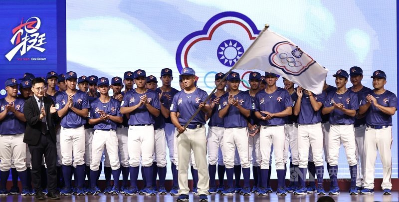 2025三級棒球國家代表隊誓師大會14日下午在台北福華大飯店舉行,U18世界盃總教練廖宏淵(前中)代表接下會旗並揮舞,盼旗開得勝。中央社記者翁睿坤攝 114年7月14日