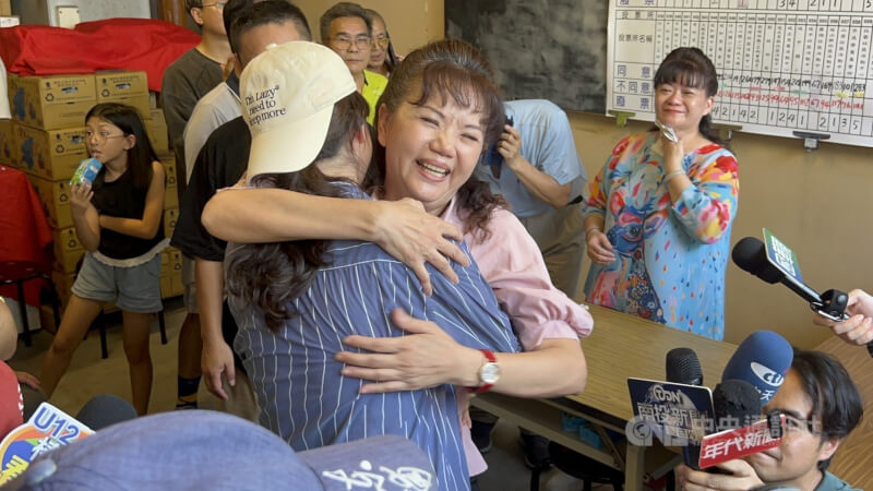 民進黨籍南投縣議員陳玉鈴（粉紅色上衣者）在確定針對她的罷免案未能通過之後，開心與支持者擁抱。中央社記者吳哲豪攝　114年7月13日