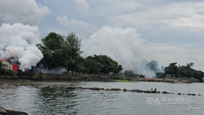 國軍漢光41號實兵演習在淡水河口實施反突擊作戰演練,透過戰車阻擊及河面阻絕爆破進行演練,場面震撼。中央社記者王鴻國攝 114年7月14日