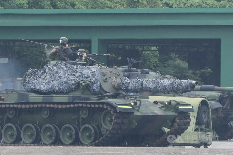 陸軍關渡地區指揮部出動戰車駐守淡水河口,模擬敵軍來襲戍守操演。中央社記者徐肇昌攝 114年7月14日