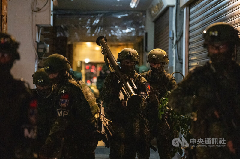 憲兵指揮部14日凌晨於北捷演練「物資轉用」科目,其中官兵在萬華地區背負人攜式刺針飛彈(中)。中央社記者游凱翔攝 114年7月14日