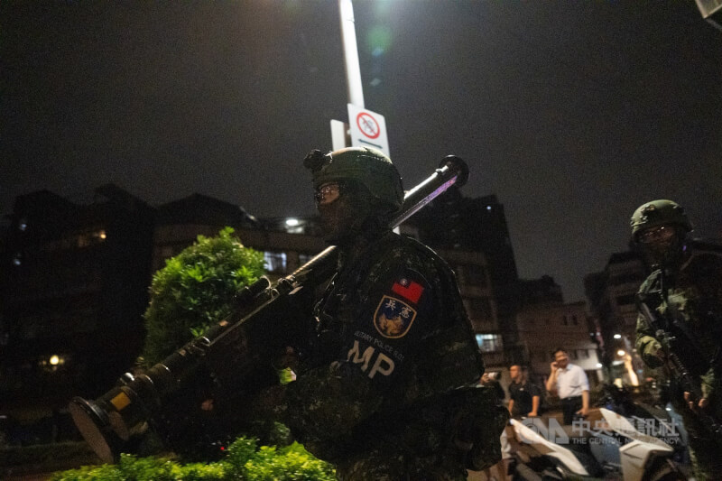 官兵在萬華地區背負人攜式刺針飛彈。中央社記者游凱翔攝 114年7月14日