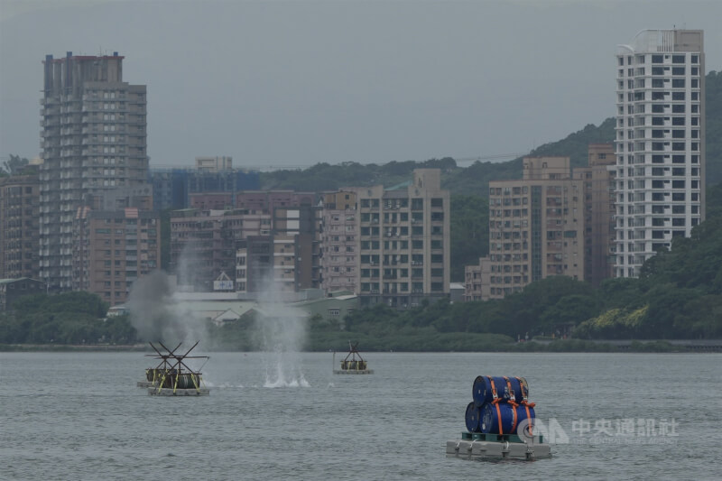 國軍弟兄演練設置淡水河道阻絕,並以C4炸藥引爆阻絕設施。中央社記者徐肇昌攝 114年7月14日