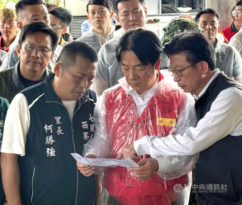 颱風丹娜絲重創台南,總統賴清德(前中)11日前往勘災,細看陳情書後,回應水電、房屋毀損等問題。(中央社檔案照片)