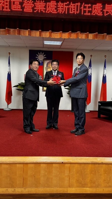 台灣電力公司馬祖區營業處14日上午舉行新卸任處長布達交接典禮,卸任處長顏武停(左)在台電配電處長黃銘宏(中)監交下,將印信交給新任處長詹漢魁(右)。(台灣電力公司馬祖區營業處提供)中央社記者潘欣彤傳真 114年7月14日