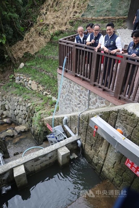 台北市首座聚落式污水處理設施14日在內湖白石湖地區正式啟用,市長蔣萬安(右2)出席典禮並視察。中央社記者王飛華攝 114年7月14日