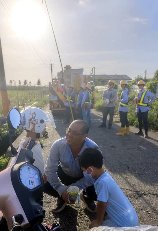 台電嘉義區搶修人員郭枝茂（前中）每天早出晚歸搶修，2名年幼小孩過於思念父親，13日由媽媽陪同至六腳鄉探班，父子短暫互動，讓郭枝茂卸下疲憊，露出笑容。（台電嘉義區處提供）中央社記者黃國芳傳真  114年7月14日