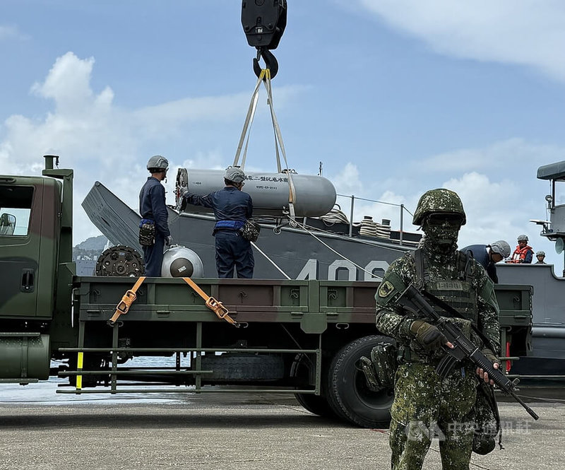 總統賴清德14日抵達高雄左營海軍基地,視導「海軍防禦性布雷操演」。圖為在海軍陸戰隊兩棲偵搜大隊戒護下,官兵進行水雷裝載作業。中央社記者董俊志攝 114年7月14日