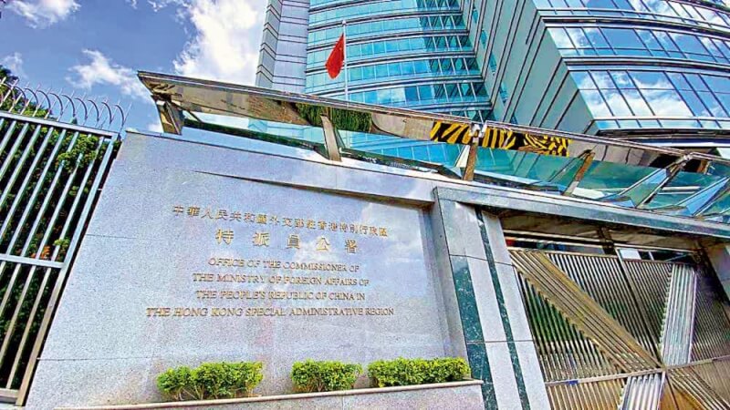 圖為中國外交部駐香港特派員公署大樓外觀。(圖取自中華人民共和國外交部駐香港特別行政區特派員公署臉書粉絲專頁facebook.com)