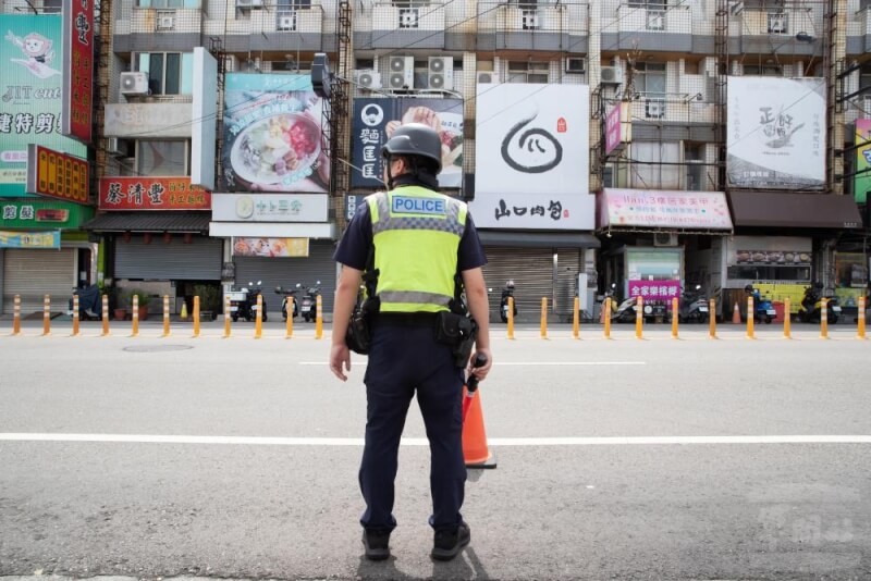 台中市警方在中部地區城鎮韌性演習期間,協助管制交通。(軍聞社提供)
