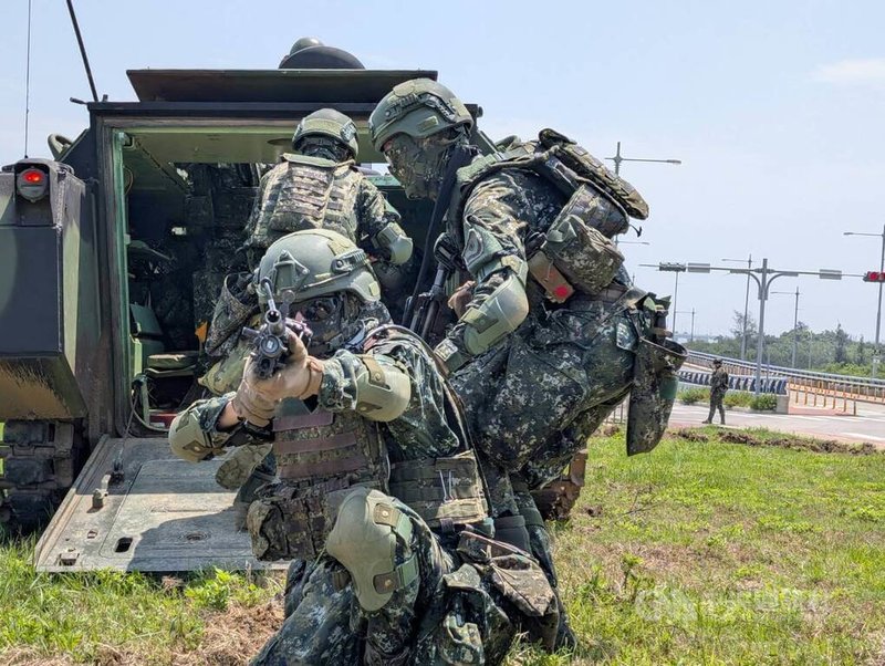 國軍「漢光41號」實兵操演來到第7天，陸軍金門防衛指揮部烈嶼守備大隊15日上午在金門大橋烈嶼端，執行「縱深陣地逐次抵抗」演練課目，應對登陸推進敵軍，機步連運用CM21甲車搶占地形要點，以火力壓制敵軍推進。中央社記者吳玟嶸攝  114年7月15日