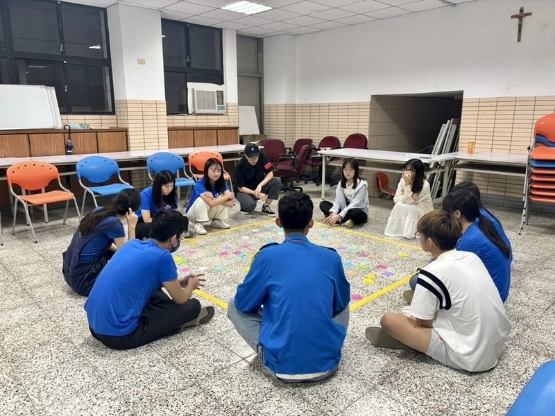 輔仁大學「急救康輔社」在教育部補助支持下,匯集不同專業背景學生的知識與技能,前往偏鄉小學辦理營隊,提供才藝教學與課後活動。(教育部提供)中央社記者許秩維傳真 114年7月15日